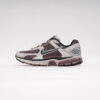 DSC09332 NIKE VOMERO 5 COLLEGE GREY CAVE STONE