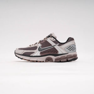 DSC09332 NIKE VOMERO 5 COLLEGE GREY CAVE STONE