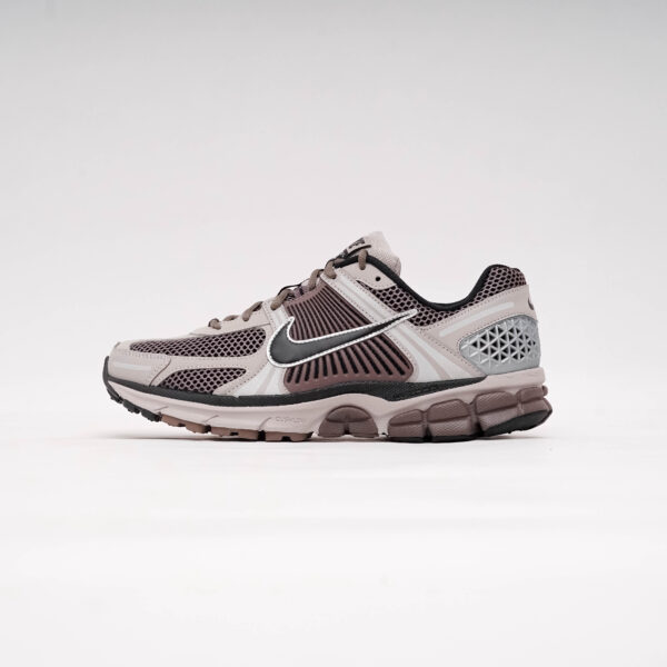 DSC09332 NIKE VOMERO 5 COLLEGE GREY CAVE STONE