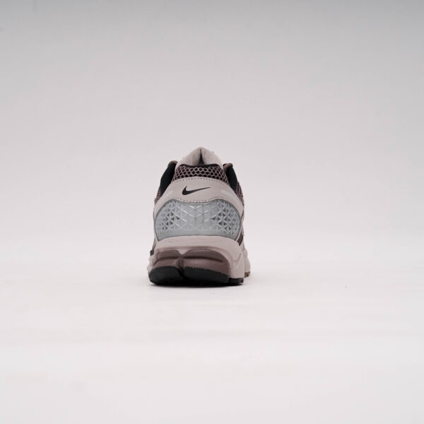 DSC09333 NIKE VOMERO 5 COLLEGE GREY CAVE STONE