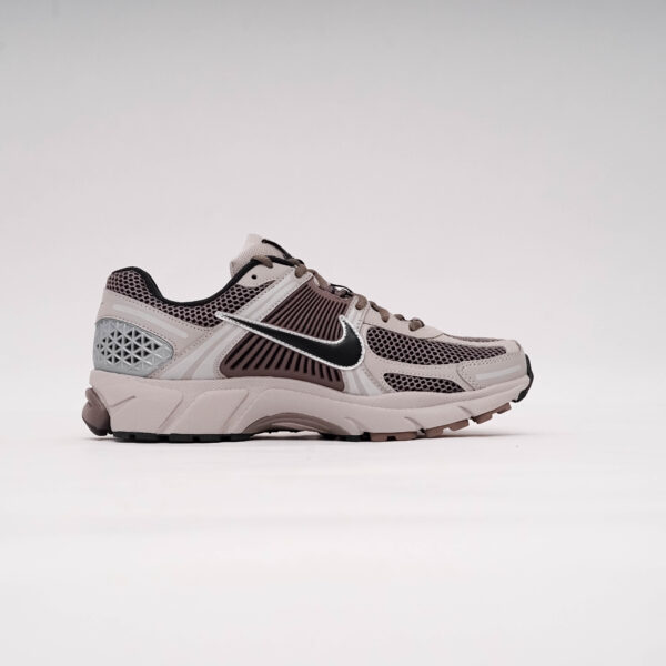 DSC09334 NIKE VOMERO 5 COLLEGE GREY CAVE STONE