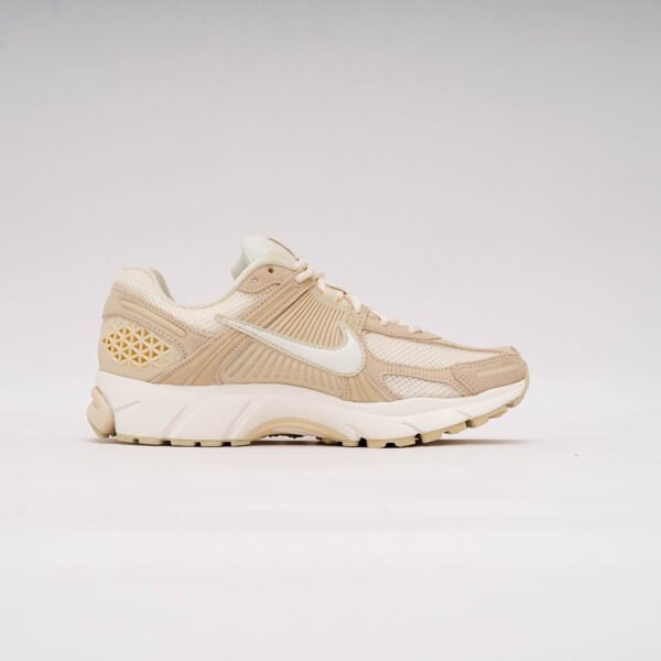 DSC09343 NIKE VOMERO 5 BEACH SAIL KHAKI PALE IVORY