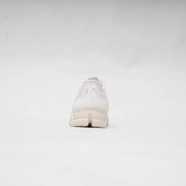 ON CLOUDFLOW 4 IKON WHITE MOON