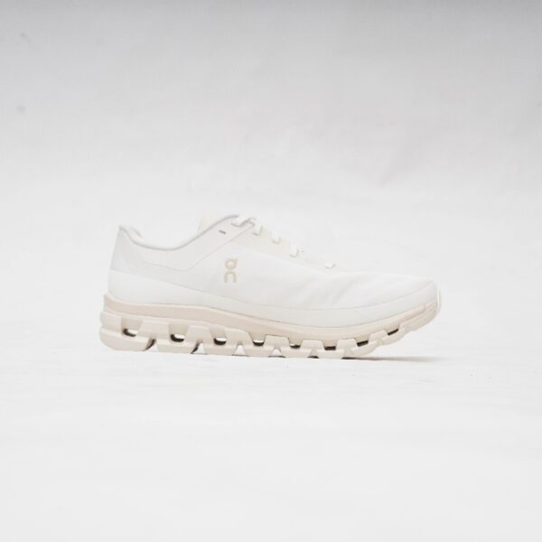 ON CLOUDFLOW 4 IKON WHITE MOON